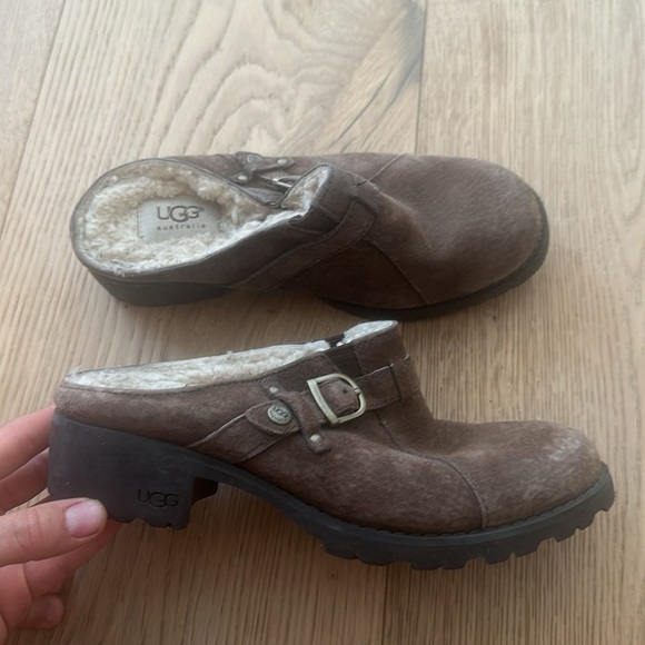 UGG women’s brown clogs with Buckle 6.5 - Picture 2 of 2